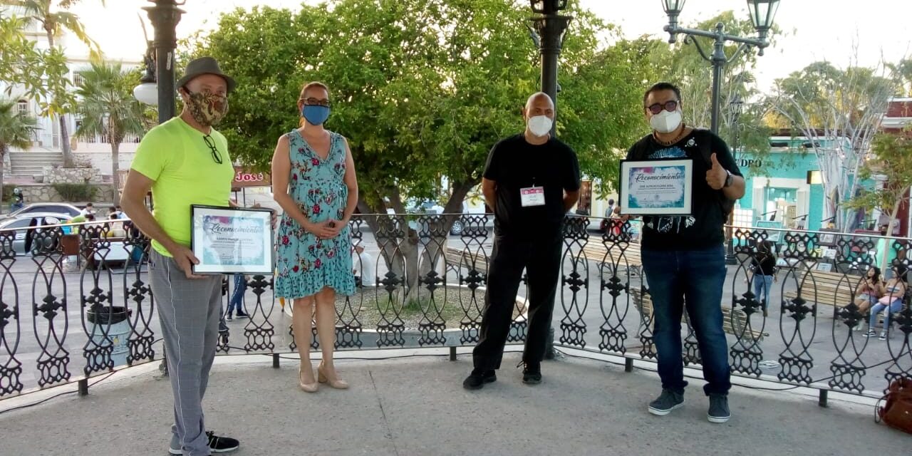 Entrega de Reconocimiento por su trabajo en el Jardín del Arte a Alfredo Sosa y Alberto Padilla