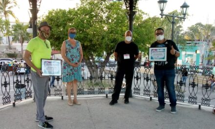 Entrega de Reconocimiento por su trabajo en el Jardín del Arte a Alfredo Sosa y Alberto Padilla