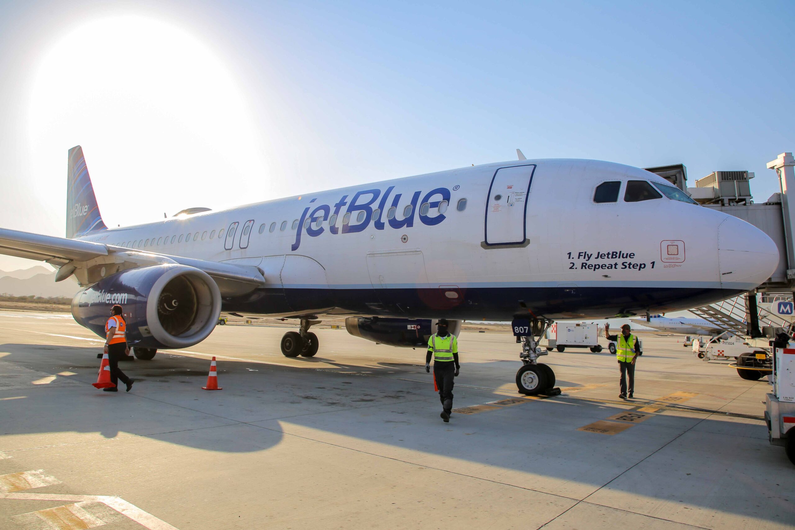 La presencia internacional de JetBlue crece a medida que el servicio entre ambas costas y Los Cabos, México toma vuelo